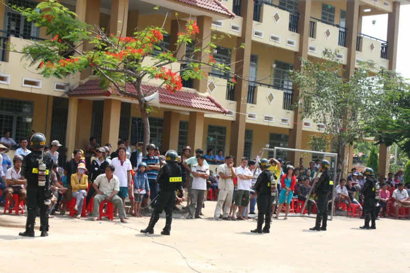 Bị cáo chưa thành niên trong vụ xử gây rối đầu tiên ở Bình Dương lãnh án 12 tháng tù giam ảnh 4